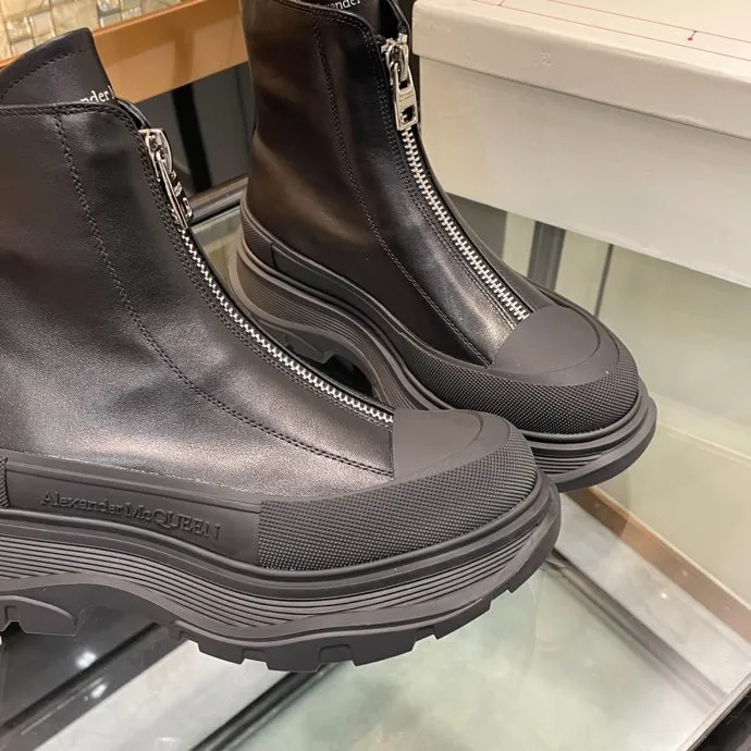 👟👟Ex-factory price 620👟👟 Men +10 🔥4050 McQueen’s new popular women’s boots and couple shoes🔥 Original 1:1 replica, the highest version! AIexanderMcQUEEN✅ products have been certified, endorsed by many celebrities such as Guli Nazha, Wu Lei, and Internet celebrity bloggers, and have fashion models on the T stage of Milan Fashion Week! Front zipper design, easy to wear, 6 cm heel height, comfortable to wear and heighten your legs, fabric: top grain calfskin/ lining: imported sheepskin feet: imported sheepskin, women's size 35-40 (40 must be customized). Men's size 39-45 (45 must be customized). Color: black/white, all black, off-white. Packaging: Matching counter packaging certificate pure cotton bag.